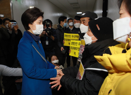 백혜련 국회 법사위 법안심사제1소위 위원장(왼쪽)이 29일 국회에서 열린 법사위 법안심사제1소위원회 참석하기 전 중대재해기업처벌법 제정을 촉구하는 고 이한빛PD 아버지 이용관씨, 고 김용균씨 어머니 김미숙 김용균재단이사장, 정의당 강은미 원내대표와 이야기를 나누고 있다. 연합뉴스